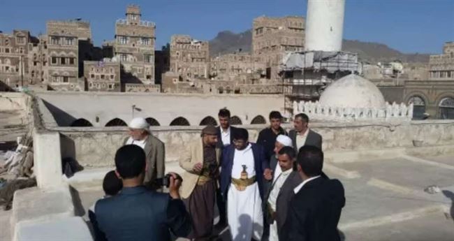 مسؤول حوثي يمزق 3 مصاحف بالجامع الكبير ورد فعل المواطنين سريع وعنيف.. تفاصيل