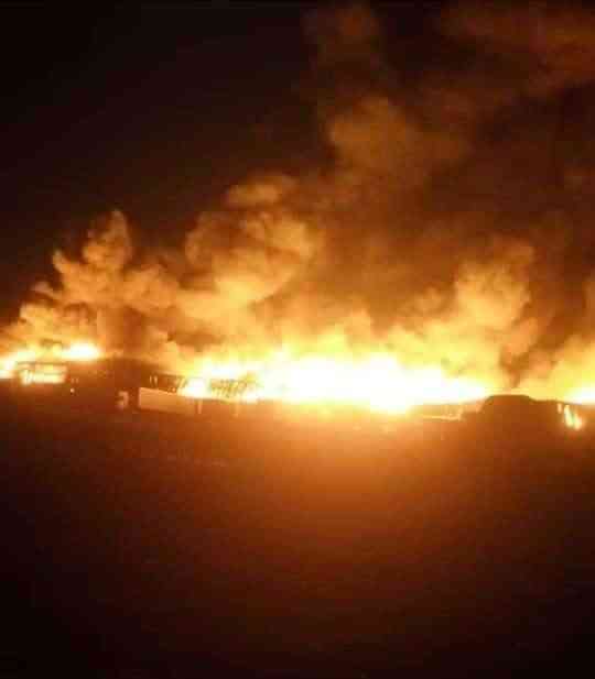 شاهد بالفيديو.. الحوثيون يحرقون مصنع أخوان ثابت بالحديدة