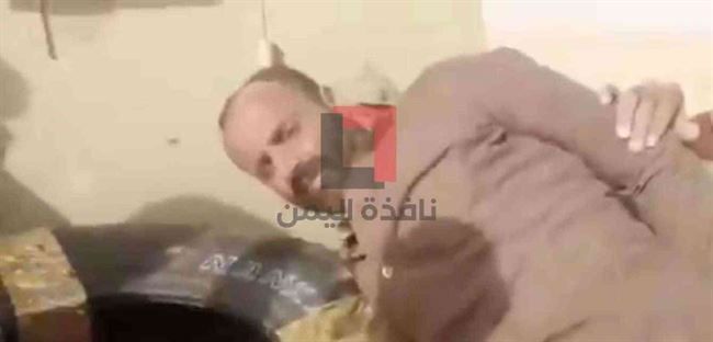 شاهد بالفيديو .. قائد الحوثيين في جبهة النضود بالجوف بيد الشرعية 