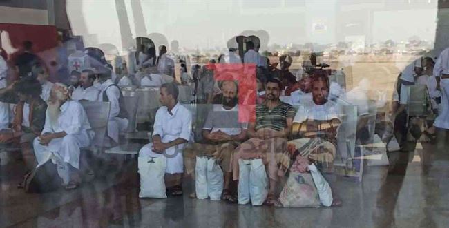 شاهد .. وصول طائرة الصليب الأحمر إلى مطار عدن لنقل أسرى الحوثيين 