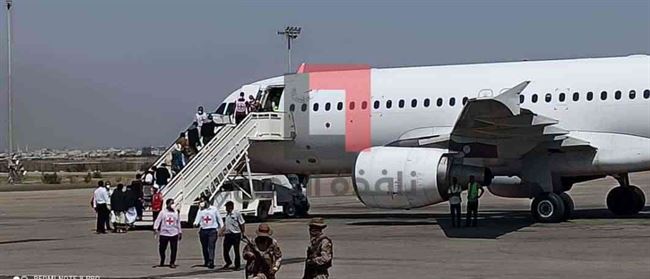 الأسرى الحوثيون يغادرون مطار عدن بإتجاه صنعاء .. صور 