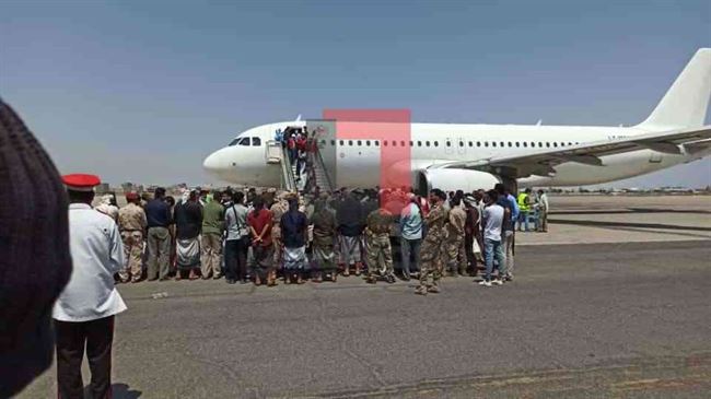 وصول الأسرى الجنوبيين إلى مطار عدن الدولي .. شاهد