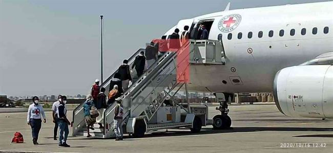 الصليب الأحمر يستكمل عملية تبادل الأسرى بين الشرعية والحوثيين عبر مطار عدن .. فيديو وصور 