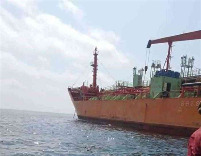 رسو باخرة تحمل كميات من النفط في ساحل حضرموت