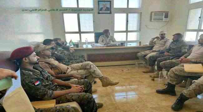 قيادة الحزام الأمني تناقش الخطط الأمنية لمواجهة التهديدات في عدن
