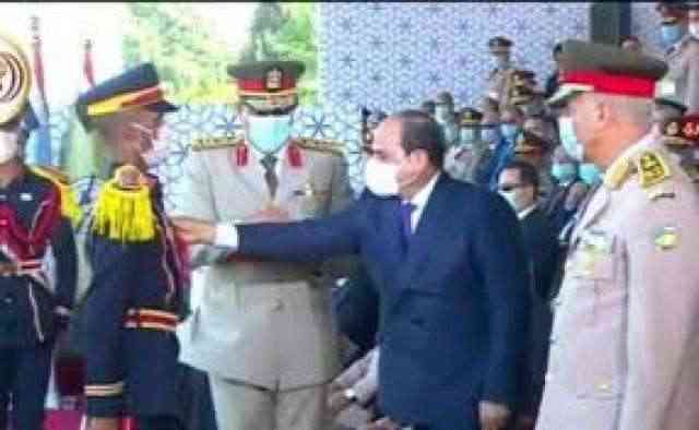الرئيس المصري يكرم ضابط يمني
