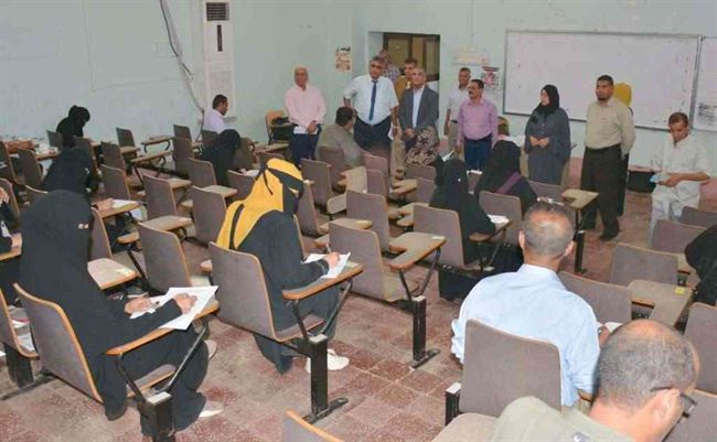 نائب رئيس جامعة عدن للشؤون الأكاديمية يتفقد سير الإمتحانات التكميلية لطلاب الدراسات العليا بكلية الآداب