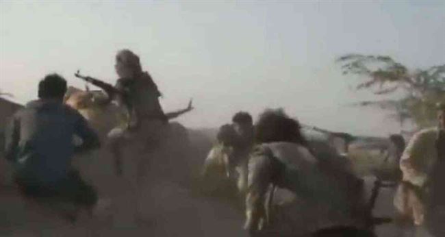 شاهد .. مسلحو الحوثي يسيطرون على مركز مديرية جديدة جنوب مأرب