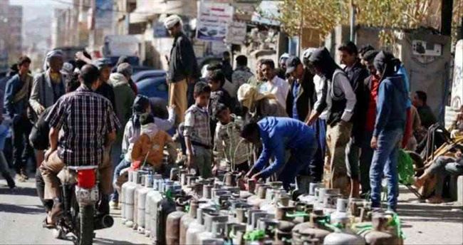 الحوثيون يوزعون الغاز المنزلي على أسر موالية لهم