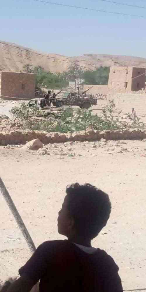 شاهد .. سلطة شبوة الإخوانية تطلق الرصاص الحي على مخيم في رضوم يطالب بمواجهة الحوثي 