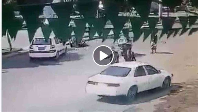 فيديو مؤلم من قلب صنعاء .. لص يسرق شنطة امرأة أثناء عبورها الطريق ويتسبب بقتلها