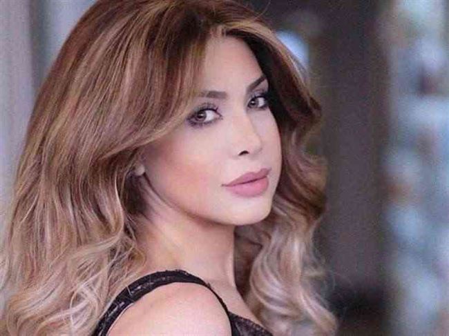 نوال الزغبي تقبل علم العراق خلال حفلها فى مهرجان بابل الدولى