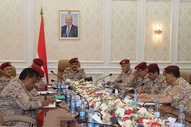 وزير الدفاع يشدد على توحيد الجهود لاستعادة الدولة ومؤسساتها