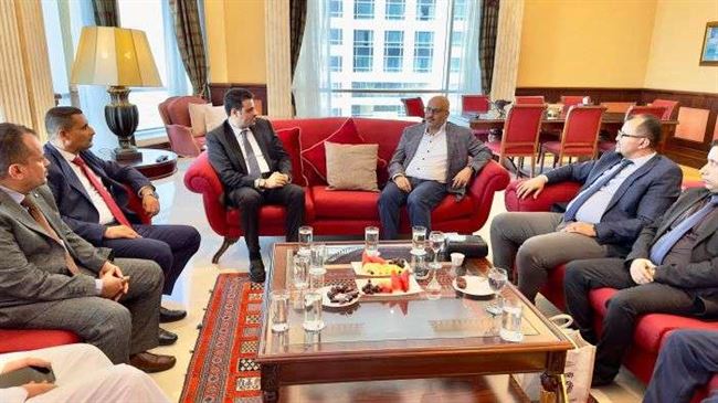 عقب فوزه بالمركز الـ2.. طارق صالح يلتقي إدارة "كاك بنك"