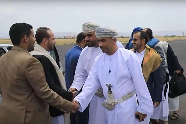في الواجهة تلعب دور الوسيط .. واشنطن تكشف عن كيانات عُمانية تدعمان الحوثي