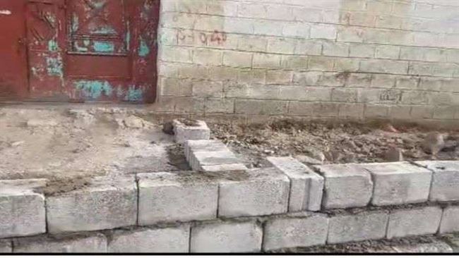 حتى الارصفة لم تسلم من النهب.. نافذ حوثي يبسط على صيف شارع في إب