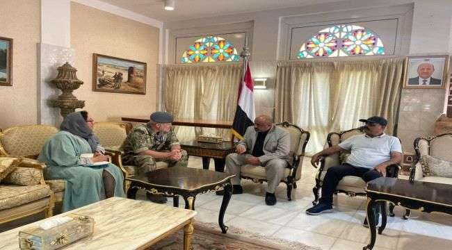 قائد المنطقة الثانية يلتقي المحلق العسكري في السفارة البريطانية بعد وقوع حادث مريب
