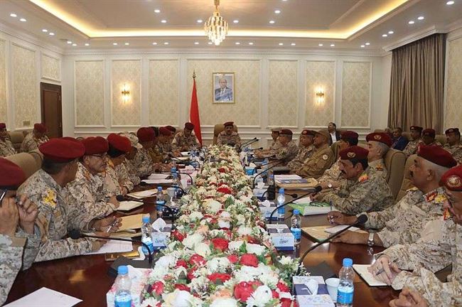 وزير الدفاع يؤكد المضي في بناء المؤسسة العسكرية بعيداً عن المحسوبية والولاءات الضيقة