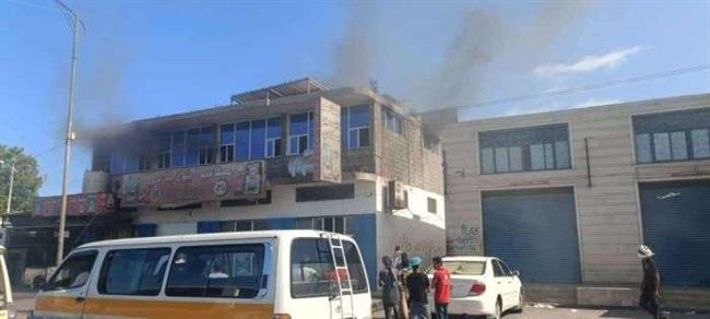 حريق هائل يكلف مطعم مشهور في عدن خسائر مادية كبيرة