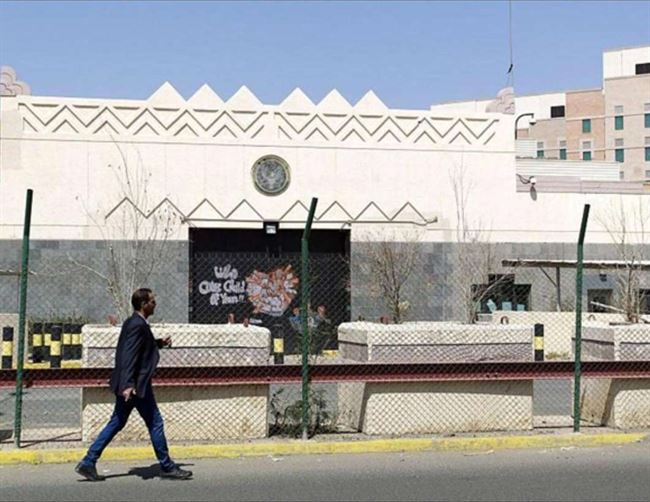 حقيقة شعارهم الموت لأمريكا وأسرائيل.. الحوثيون يمنعون التظاهرات أمام السفارة الأميركية في صنعاء