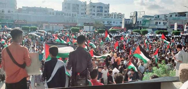 مظاهرات حاشدة في عدن دعماً للشعب الفلسطيني وتنديداً بجرائم الإحتلال في غـزة