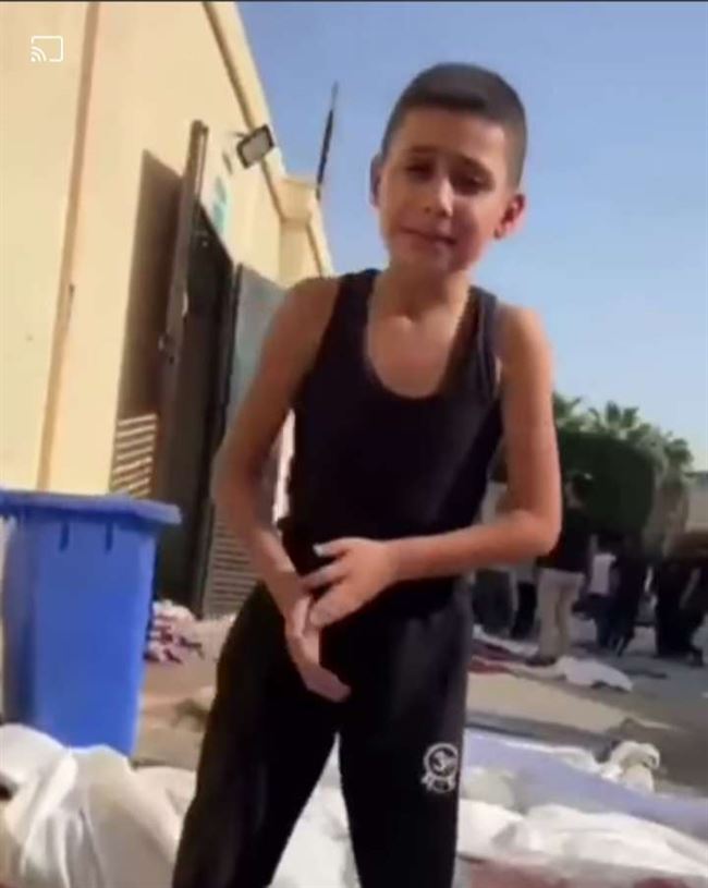 وين خليل.. قصة مأساوية لطفل فلسطيني نجا وحيداً من عائلته يقبل أخاه بين الجثث