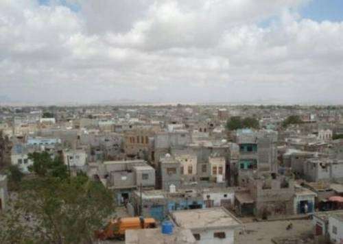 القبض على شخص يقوم بسرقة مزارع المواطنين بلحج