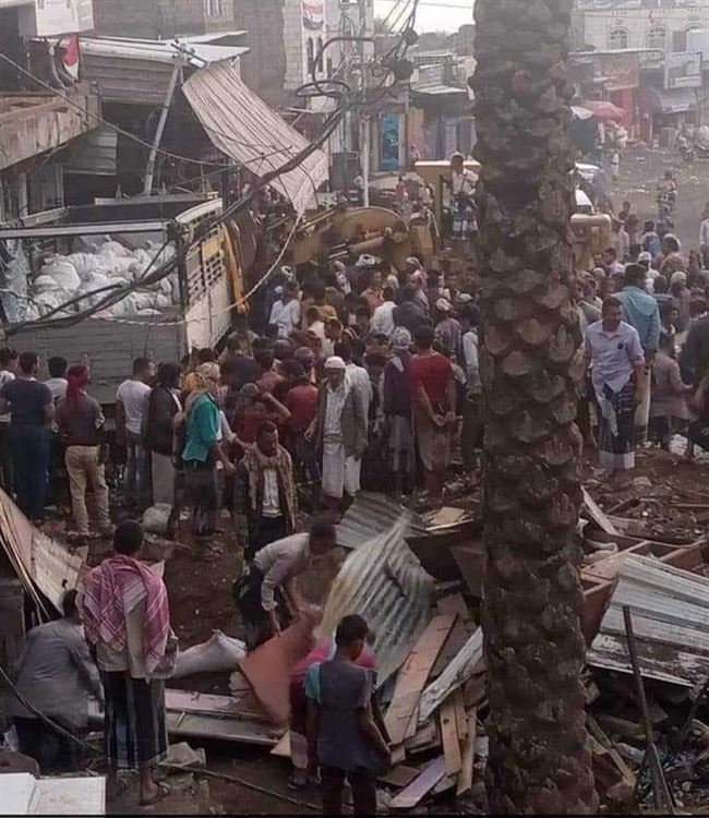 شاحنه نقل كبيرة تهرول إلى وسط سوق شعبي مزدحم بتعز.. حصيلة دهس مروعة