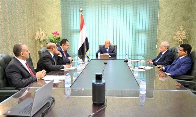 العليمي يستدعي رئيس الحكومة ومسؤولين لوضع حد لتدهور العملة وكهرباء عدن