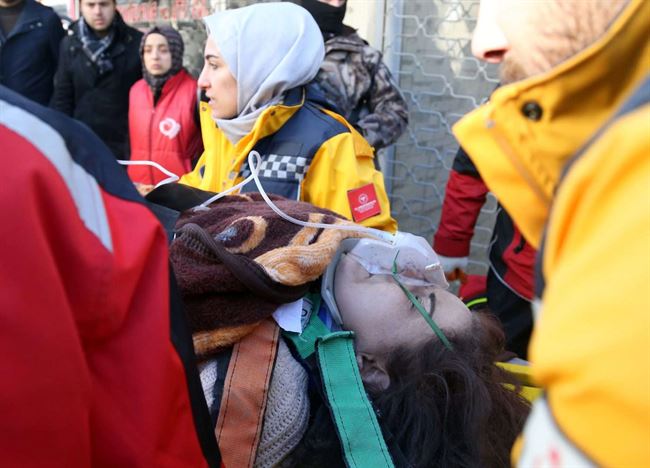 شاهد بالصور.. انتشال طفلة على قيد الحياة من أنقاض زلزال أزمير