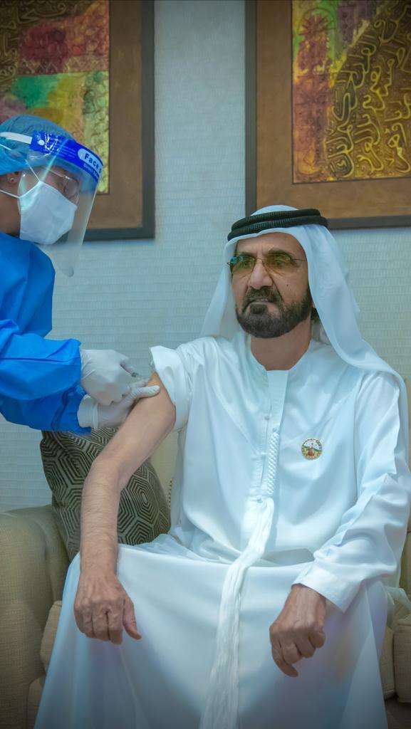 محمد بن راشد يتلقى جرعة من لقاح فيروس كوفيد 19