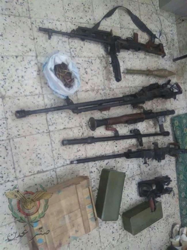 شاهد.. ضبط أسلحة وذخائر على طقم عسكري مشبوه في عدن
