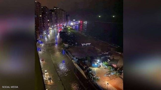 شاهد بالفيديو.. أمطار غزيرة على الإسكندرية والسلطات تحذر
