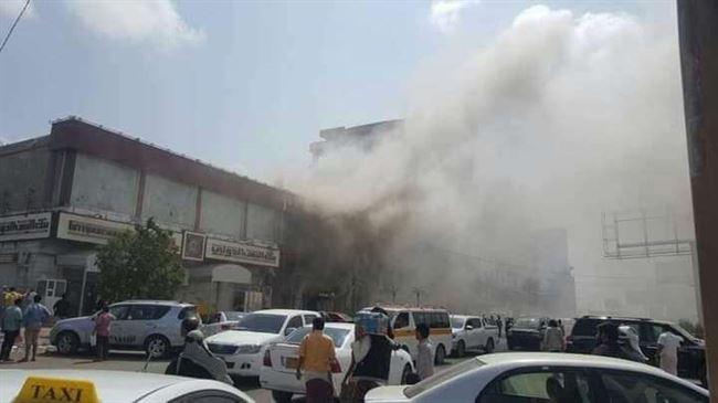 حريق هائل يلتهم قصر التحف والهدايا في عدن 