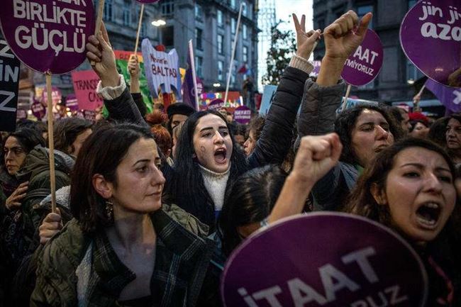 تفاقم أزمة قتل النساء بتركيا.. والسلطات تعاقب المدافعات عن حقوقهن