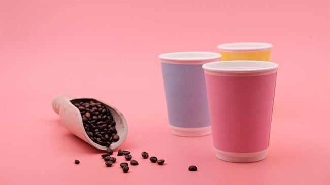 شرب القهوة أو الشاي في أكواب ورقية يجعلنا نبتلع 25 ألف جزيء من المواد البلاستيكية الدقيقة