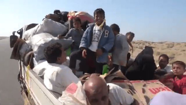 الحوثي يجبر عشرات الأسر على النزوح من الحديدة