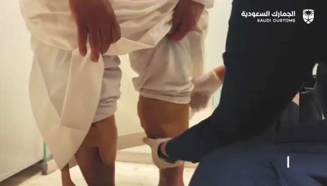شاهد بالفيديو.. القبض على يمنيين في مطار الرياض وضبط كميات من الذهب أسفل ملابسهم الداخلية