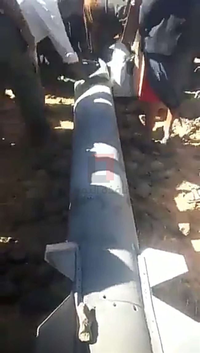 شاهد بالفيديو.. لحظة سقوط صاروخ باليستي بصنعاء يخلف جرحى والمواطنون يتجمعون حوله