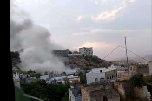 شاهد.. الحوثيون يفجرون منزلين شرق تعز