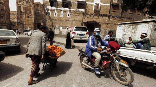 حاول الفرار من عناصر حوثية.. مصرع بائع بطاط متجول بصعقاً كهربائياً في صنعاء