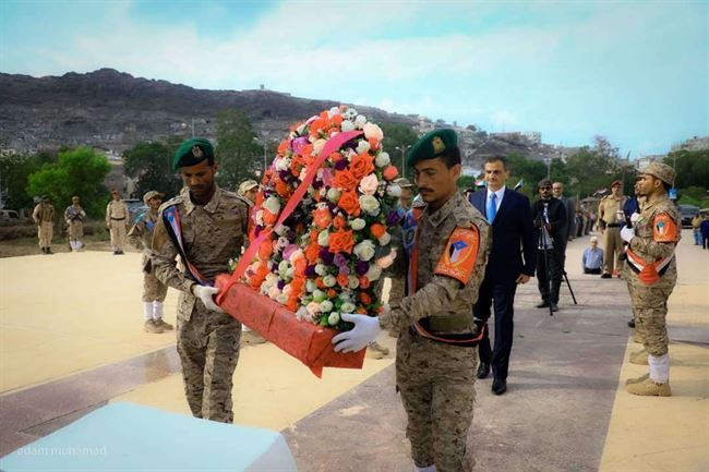 محافظ عدن والجعدي يضعان إكليلا من الزهور على ضريح الجندي المجهول