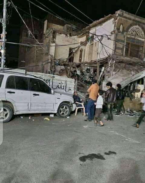 شاهد فيديو مرعب من قلب صنعاء.. بداية انهيار عمارة سكنية على رؤوس عمال المحال التجارية
