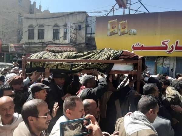 في موكب جنائزي مهيب.. الآلاف في صنعاء يشيّعون جثمان الأديب والشاعر الكبير عبدالعزيز المقالح