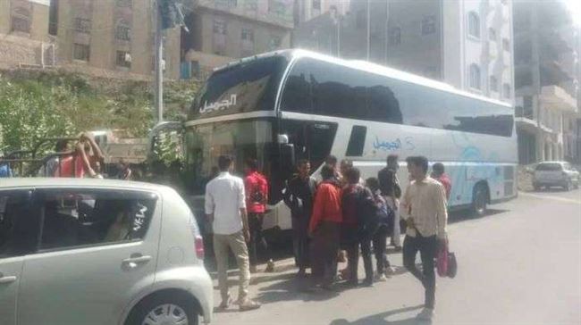 مسلحو حزب الإصلاح يفرضون الجبايات على أول باص نقل جماعي يكسر حصار تعز