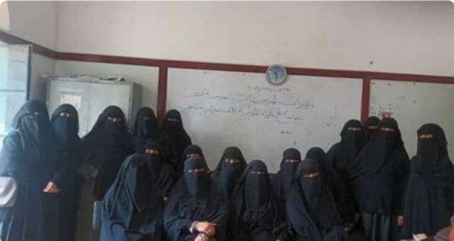 معلمات مدرسة للبنات يهددن الحوثي ويطالبن بالتحقيق مع هذا الموالي للجماعة