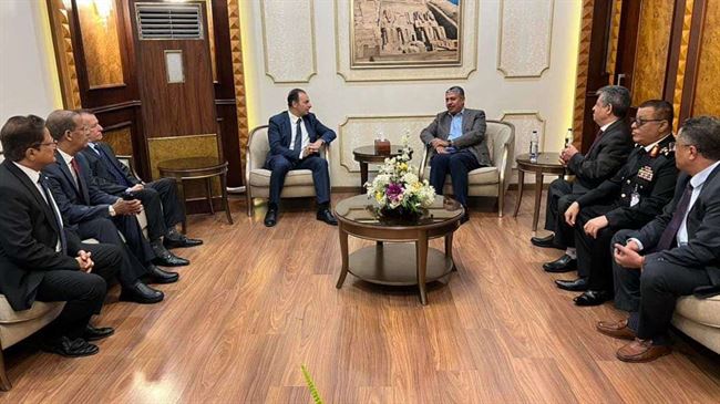 بحاح يصل القاهرة لتسلم مهامه سفيراً في مصر