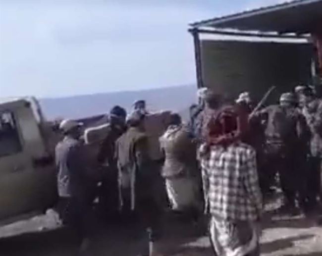 مسلحو الحوثي يعتدون بوحشية على تاجر وأسرته جنوب صنعاء.. فيديو مروع