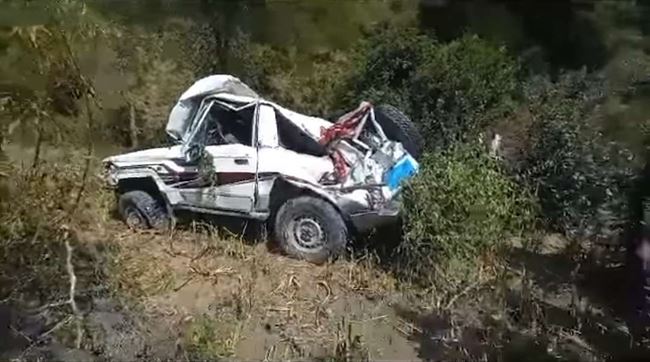 حادث مروع بعد طيران سيارة شيخ ومسؤول كبير من مرتفع جبلي في إب.. توفي مع مرافقيه