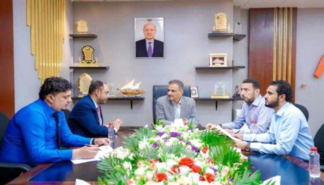 لملس يشدد على تخفيف الإزدحام في الهجرة والجوازات